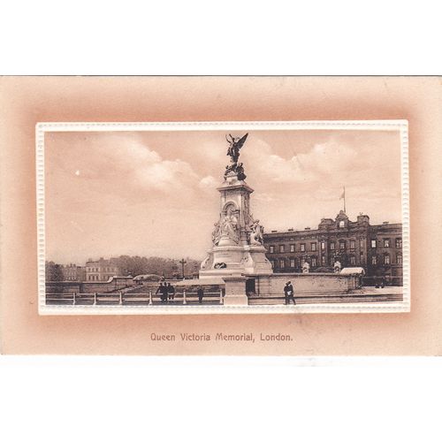 Queen Victoria Memorial posted 1915 London Postcard (LN76685)