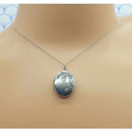 Vintage 925 Sterling Silver Etched Design Oval Locket Pendant Necklace - 1980