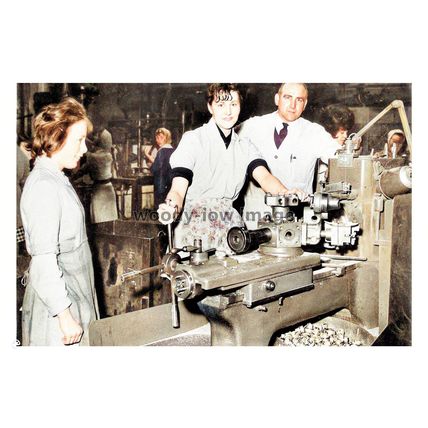 ptc9204 - Yorks - Pegler's Factory, Woman works Machinery, Doncaster. print 6x4