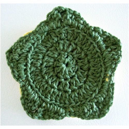 Hot pad pot holder yellow rose 5.5 inch diameter kitchen dining decor trivet