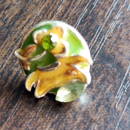 Enamelled Pin Badge Flower Scene Metal in velvet bag 1.2 cm x 1.4 2 Gems cm BA95