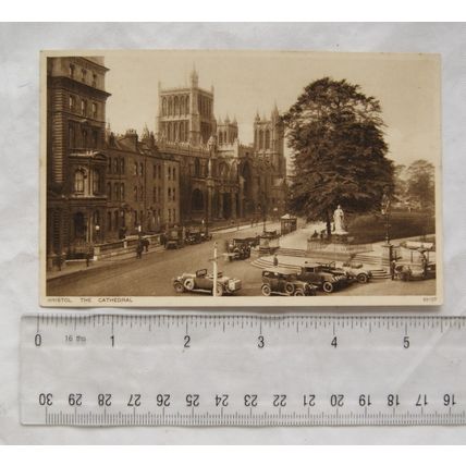 1932 postcard Bristol The Cathedral, Lovely Old Cars