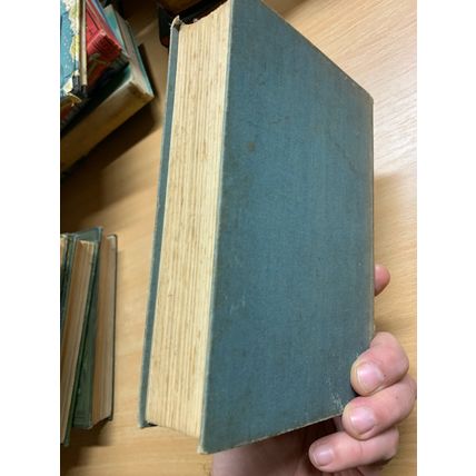 c1920s MAY WYNNE "THE GIRLS OF OLD GRANGE SCHOOL" FICTION HARDBACK BOOK (P3) AA