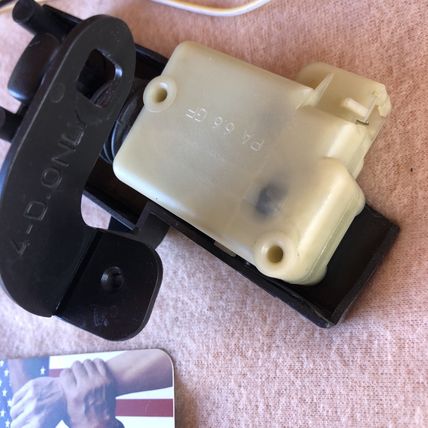 Volvo 9152856 Fuel Gas Door Latch Lock Release Solenoid +Wiring Plug Pigtail S70