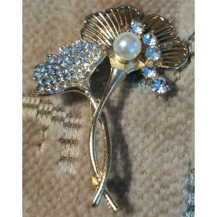 BROOCH RHINESTONE GOLDTONE FLOWER 6 X 4 CM