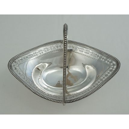 7" Swing Handled Epergne Sweetmeats Basket, London 1785, 178mm, 137g.