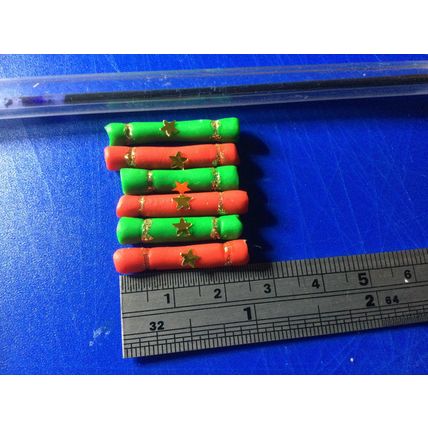 6 Christmas Crackers Red & Green 1:12th Dolls House Miniature