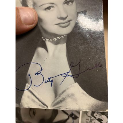 VINTAGE BETTY GRABLE PRE-PRINTED AUTOGRAPH POSTCARD 20th CENTURY FOX (LL)
