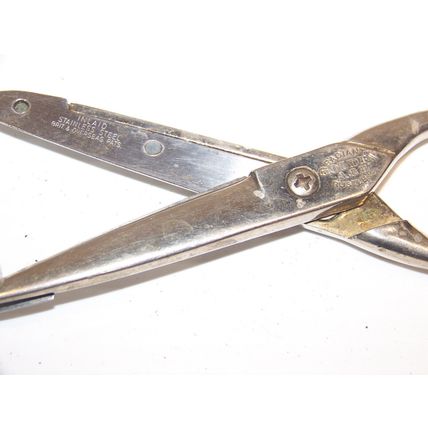 LOT OF VINTAGE SCISSORS PINKING SHEARS WISS RICHARDS OF SHEFFIELD ENGLAND
