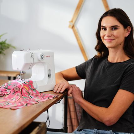 SINGER M1000 Mending Machine | Compact, Lightweight & Portable with 32 Stitch Ap
