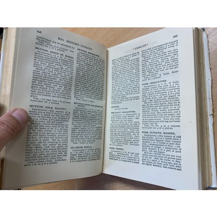 c1950 "MRS BEETON'S ALL ABOUT COOKERY" ILLUSTRATED HARDBACK BOOK (P4)