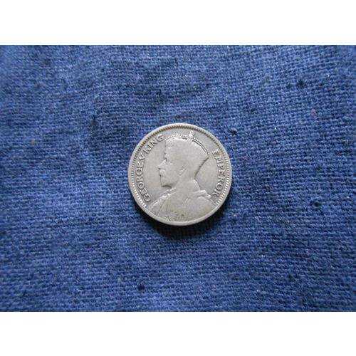 1933 Scarce NEW ZEALAND SIXPENCE COIN. ( Huia Bird )