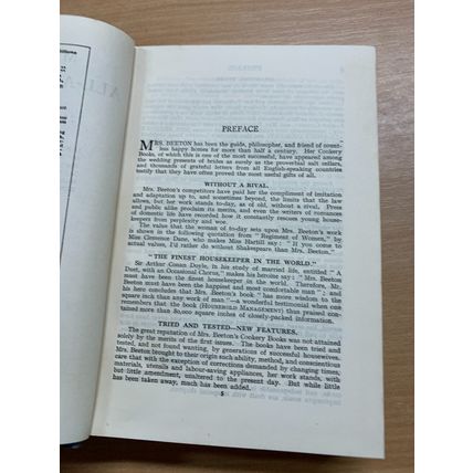 c1950 "MRS BEETON'S ALL ABOUT COOKERY" ILLUSTRATED HARDBACK BOOK (P4)