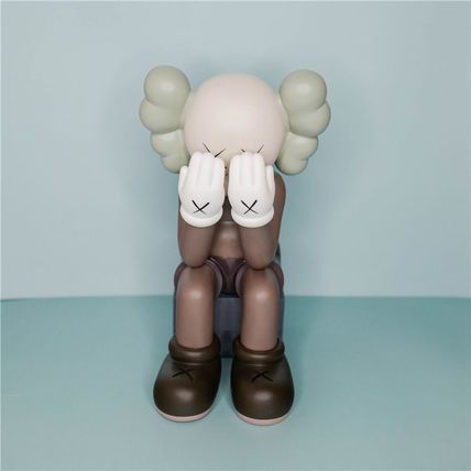 Trendy Doll Ornament – Stylish PVC Vinyl Collectible Figurine