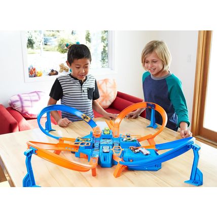 Hot Wheels Toy Car Track Set, Criss Cross Crash with 1:64 Scale Vehicle, Powered
