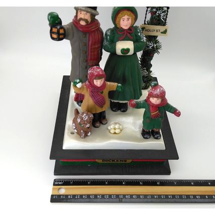 Vintage Holiday Creations Musical 1993 Dickens Christmas Caroling Scene Works!