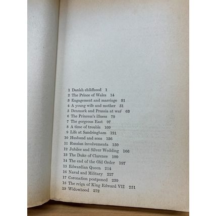 1972 QUEEN ALEXANDRA GEORGINA BATTISCOMBE ROYALTY ILLUSTRATED PB BOOK (P3)