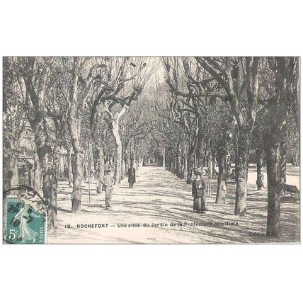 17 - Rochefort - une allée du jardin de la préfecture maritime