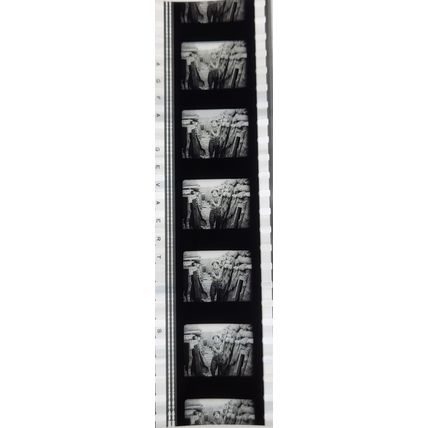 Pk GEB - S - MIX - d 0104Z . 1 STRIP OF 5 - 35MM FILM CELLS. ( SHOULDER ARMS )