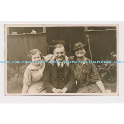 C014542 Two Woman in the Middle Men