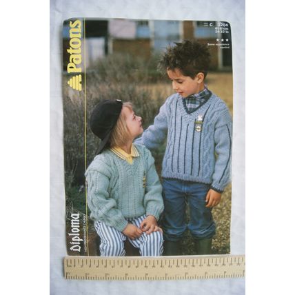 1987 Patons 3204 V neck sweaters, DK, 61-81 cm, 24-32 inch