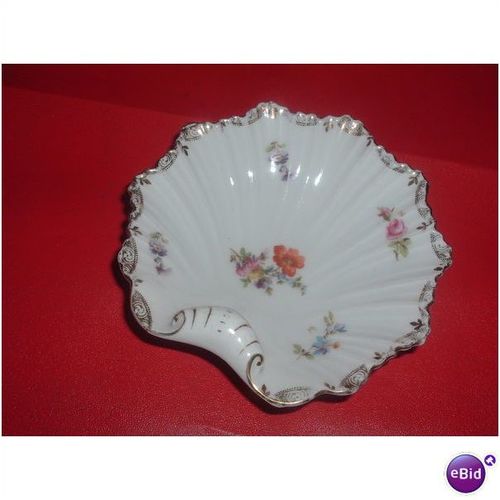 SHELL SHAPED POTTERY SERVING DISH (28/01)