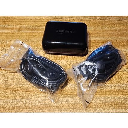 Samsung Corded Stero Earphones New 3 Sets 2 Black 1 White