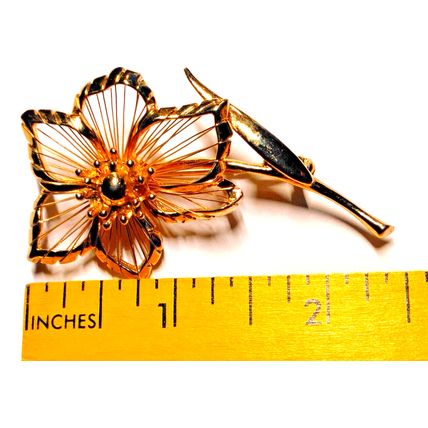 Brooks Gold Flower Brooch Harp Wire Detailed Floral Signed Vtg Valentine Pin