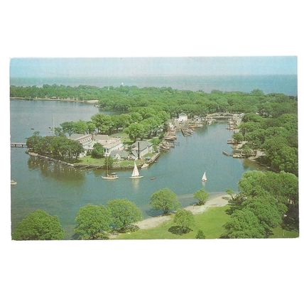 ROYAL CANADIAN YACHT CLUB, CENTRE ISLAND, TORONTO, ONTARIO. unused postcard =