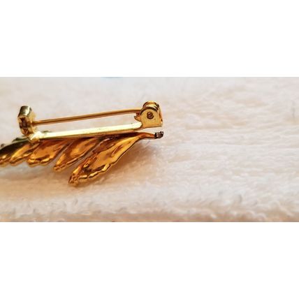 Small Gold Tone Leaf Brooch