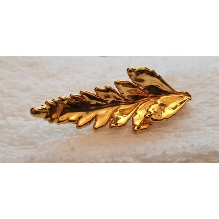 Small Gold Tone Leaf Brooch