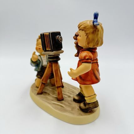 Hummel Celebration CLUB 25 Yrs 1977-2002 Camera Ready Porcelain Figurine Goebel