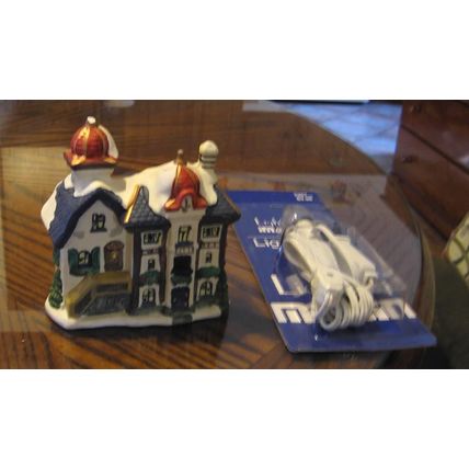 LIGHTED CHRISTMAS VILLAGE PORCELAIN SNOW CAP BLUE ROOF CHURCH HOUSE LIGHT CORD