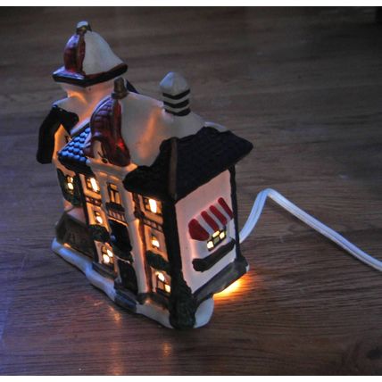 LIGHTED CHRISTMAS VILLAGE PORCELAIN SNOW CAP BLUE ROOF CHURCH HOUSE LIGHT CORD