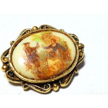 VINTAGE Small Goldtone Framed Glass Printed Fragonard Courting Couple BROOCH.