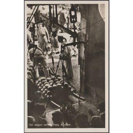 Het Wegen van de Kaas, Alkmaar, c.1940s - Jos-Pé Foto Briefkaart