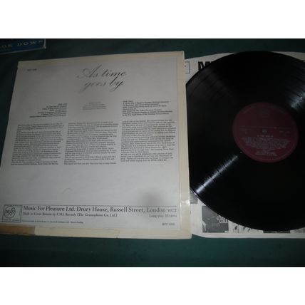 VERA LYNN LP LOT OF 2 - 20 FAMILY FAVOURITES/AS TIME GOES BY