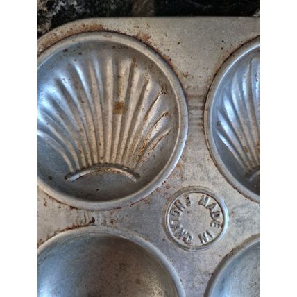 Vintage 1950's Bun Tin