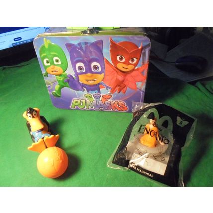 PJMASKS Metal Lunchbox & TWO FREE TOYS! $14.00 Shipped! This Lunch Box is in...