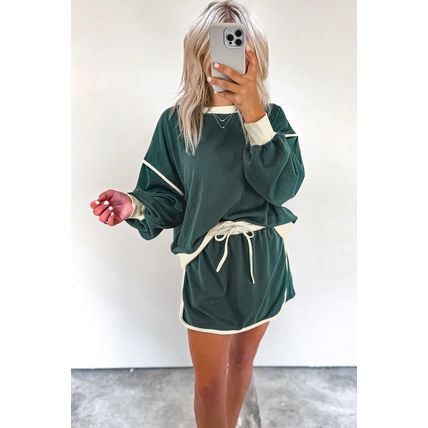 Evergreen Color Contrast Loose Pullover and Lace-up Waist Skort Set