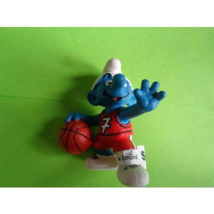 Basketball smurf with number seven on his top
