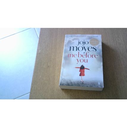 ME BEFORE YOU. Jojo Moyes (Paperback) 2012