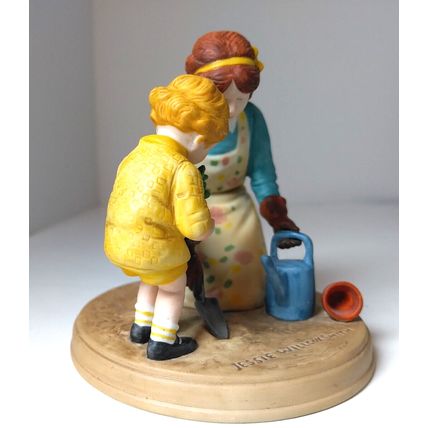 "Helping Mom" Figurine Good Housekeeping - Jessie Willcox Smith 1986 Porcelain
