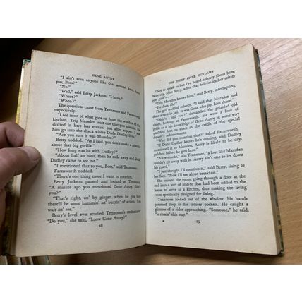 1944 1ST EDITION "GENE AUTREY & THE THIEF RIVER OUTLAWS" ILLUSTRATED BOOK (P3)