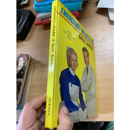 1963 "EMERGENCY WARD 10 GIRLS ANNUAL" ILLUSTRATED ANNUAL HARDBACK BOOK (P4)