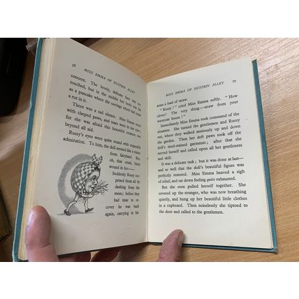 c1950 "MISS EMMA OF DUSTBIN ALLEY" ISOBEL ST VINCENT FICTION HARDBACK BOOK (P2)