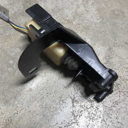 Volvo 9152856 Fuel Gas Door Latch Lock Release Solenoid +Wiring Plug Pigtail S70