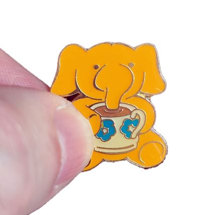 Elephant Pin Badge Enamel 2.2 cm x 2.5 cm Fun Comic Happy Fun Collectable BA97