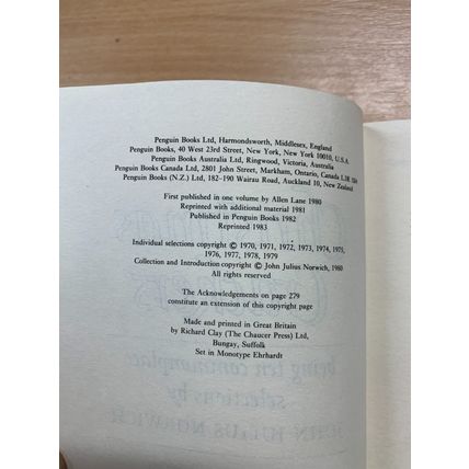 1983 JOHN JULIUS NORWICH "CHRISTMAS CRACKERS" PAPERBACK BOOK (P3) AA