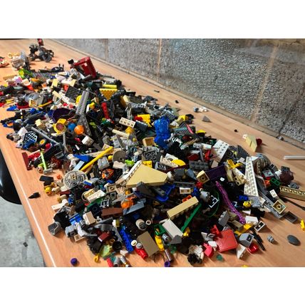 Mixed lego box 3.6kg with star wars pieces etc
